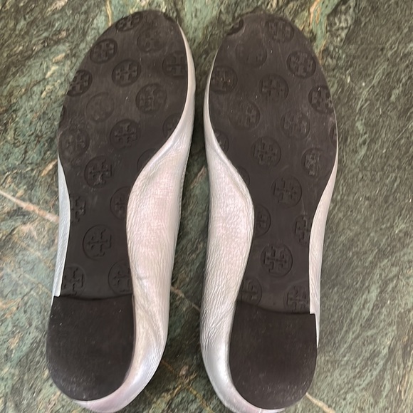 Tory Burch Whipstich Trim Silver Ballet Flats - Size 6.5 - Picture 10 of 12